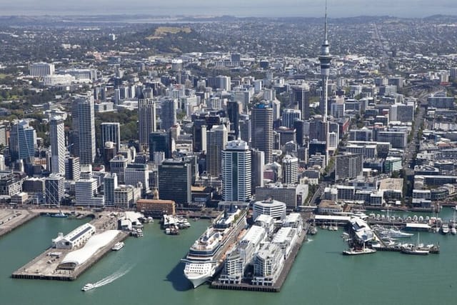 Auckland Downtown Hotel Transfers to/from Cruise Ship in Minivan  - Photo 1 of 5